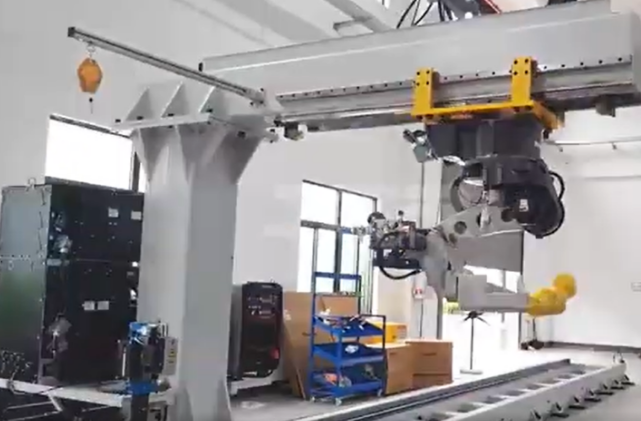 Robotic welding workcell with 7-shaped gantry Featured Image